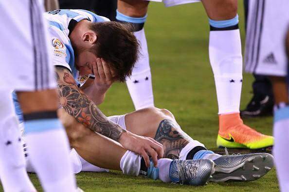 Sara_M_TS's tweet photo. Mi si spezza il cuore a vederlo così triste... #PleaseStay #LionelMessi #MessiRetires #LeoMessi #TheBest @TeamMessi https://t.co/tnZwnRjzMz
