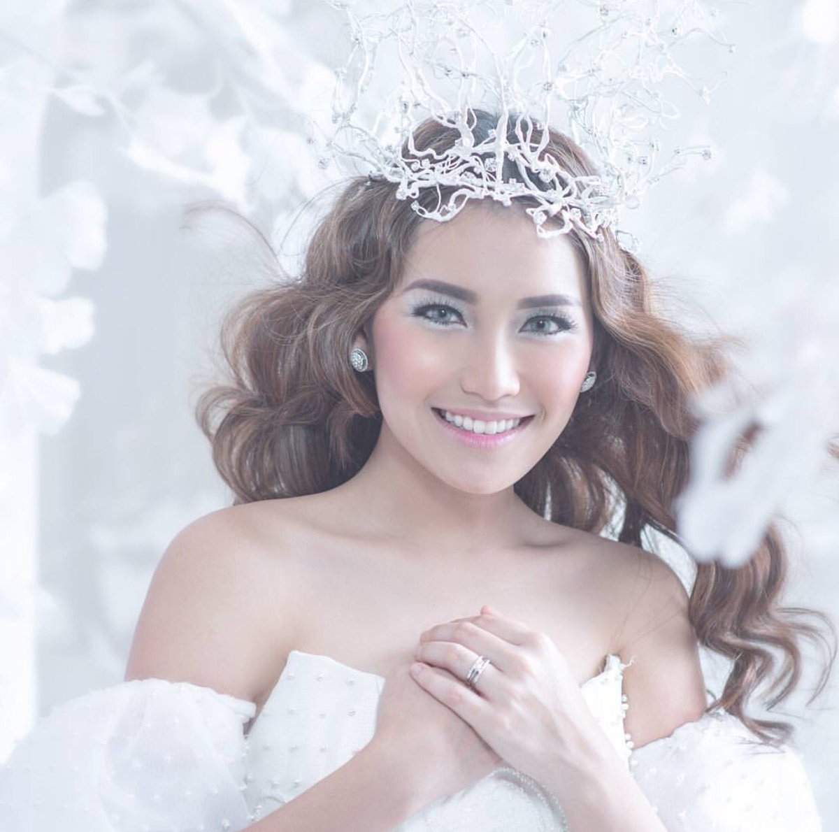 aytinglicious's tweet photo. @aytingnew92 gorgeous and stunning as always 🙏🏻😇💛 #aytinglicious #aytingphotoshoot https://t.co/OGels9TsxZ