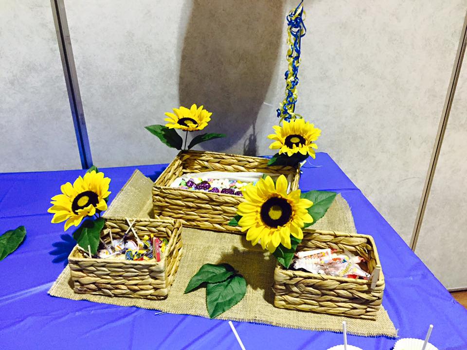 FestivaliaCA's tweet photo. sunflower theme for graduation party , navy blue and yellow combination.
#kidsparty #sunflowertheme #graduationparty https://t.co/kgnJQbG17Q