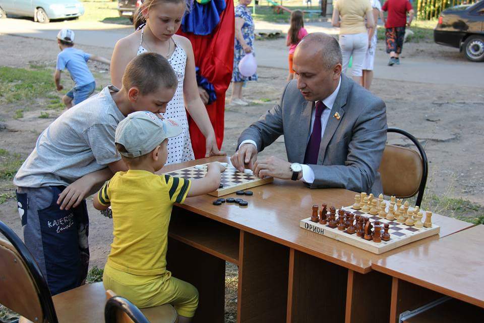 Будущий чемпион Мира, дает мне уроки по шашкам и шахматам.