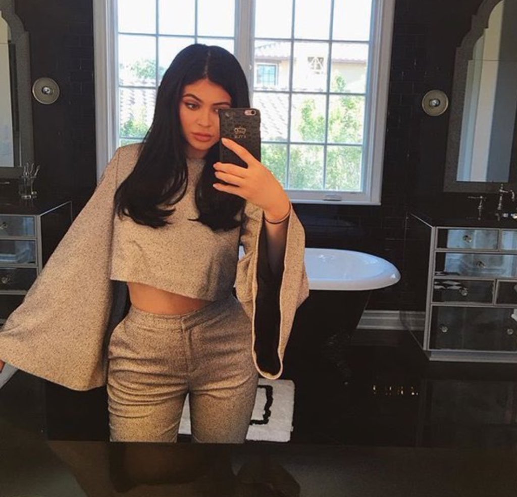 ConfessionFakes's tweet image. Meet Kylie!