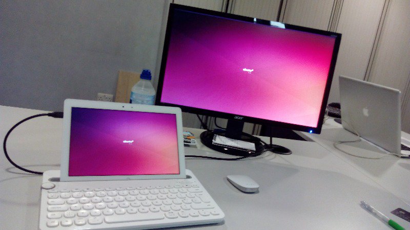 waynepaulward's tweet image. This mornings ubuntu convergance setup, ubuntu m10 in action #ubuntutablet