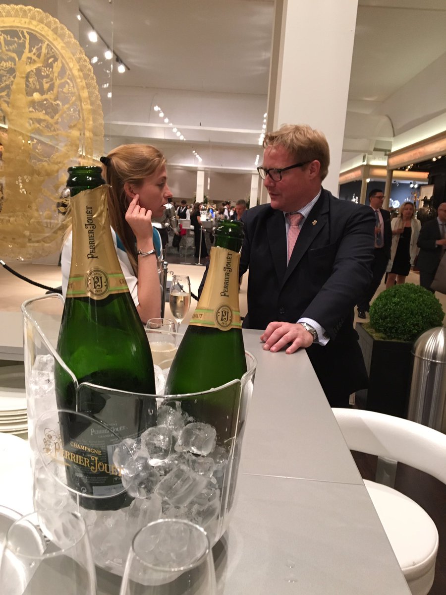 TheBEATSociety's tweet photo. A pair of beauties....#perrierjouet #prukbeat #bubbles #donttouchtheart https://t.co/wMAwIJYQMr