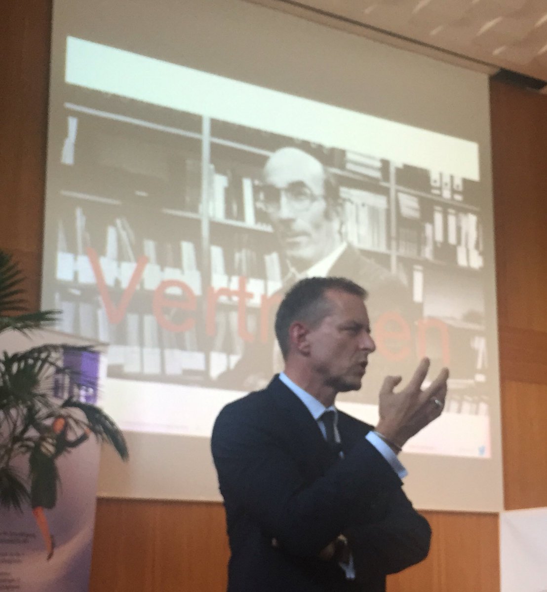 kisrub's tweet photo. @ArminTrost zitiert Luhmann mit "Vertrauen reduziert Komplexität" #Systemisches #Personalmanagement https://t.co/AYzZpk1a0f