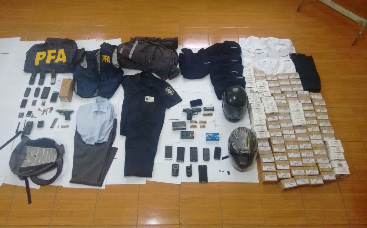 Con <a href="/PFAOficial/">Policía Federal Argentina</a> desarticulamos una red criminal dedicada a las #SaliderasBancarias. Se incautaron vehículos y armas.