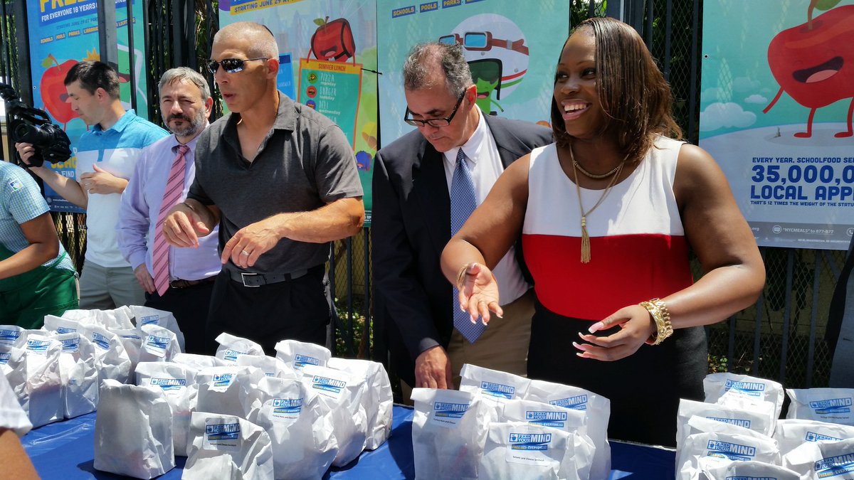 thatdanawax's tweet photo. @Vanessalgibson & @Yankees Joe Girardi give out #freesummermeals on #nycpools in @NYCParks opening day! https://t.co/Ss6ydG6q9q