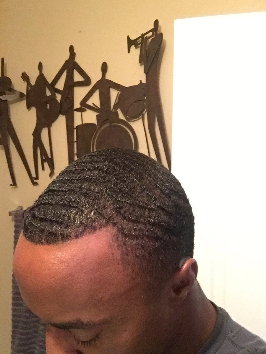 ToAREaLLeo's tweet photo. Excuse my big head but waves don't die, even when barber struggle with your hairline. #JustKeepBrushing #CoconutOil https://t.co/koGasgL4Zd