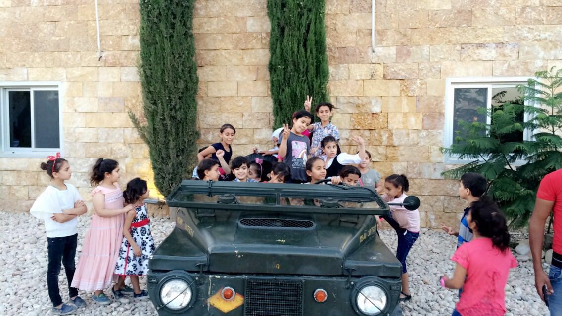 OurJoTeam's tweet photo. الآن في متحف السيارات الملكي في إفطار أطفال جمعية النصر وهي بداية فعاليات موائد الرحمن تنظيم جمعية تحت شجرة الزيتون https://t.co/536XMmBqyQ
