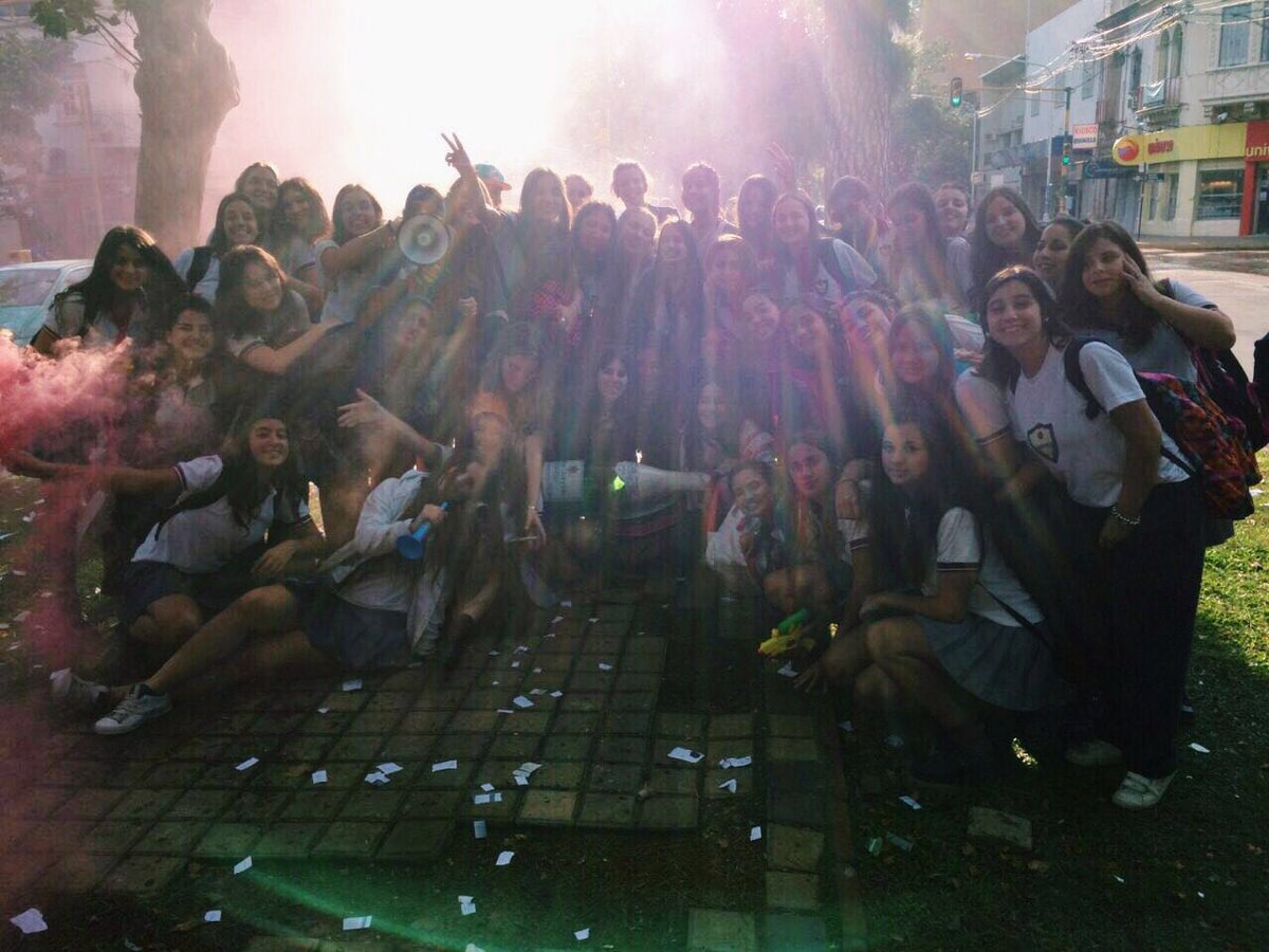 bookingagencia's tweet photo. Las chicas del Colegio Adoratrices 💣 ayudalas con tu rt! días antes de partir a BARILOCHE ❄⛄🚀💃🙌 https://t.co/cDNClmWBJd