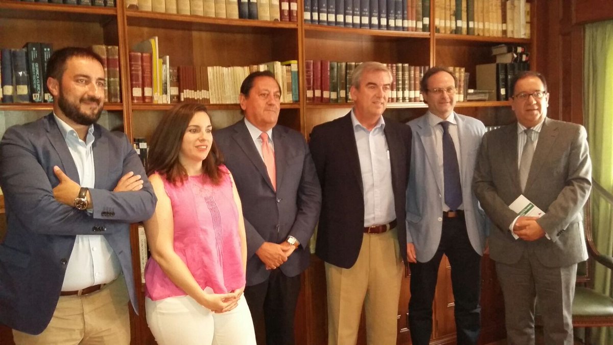 Farma_SERVICIOS's tweet photo. Foto de familia de la Jornada de hoy en el COF de Cáceres #OFServicios 💊 https://t.co/Uga1t91zwH