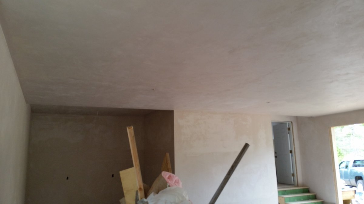 YankeePlasterer's tweet photo. Big textured garage today! #plastering #finishplaster #construction #homeimprovement #troweltrade https://t.co/jgxB1mAXls