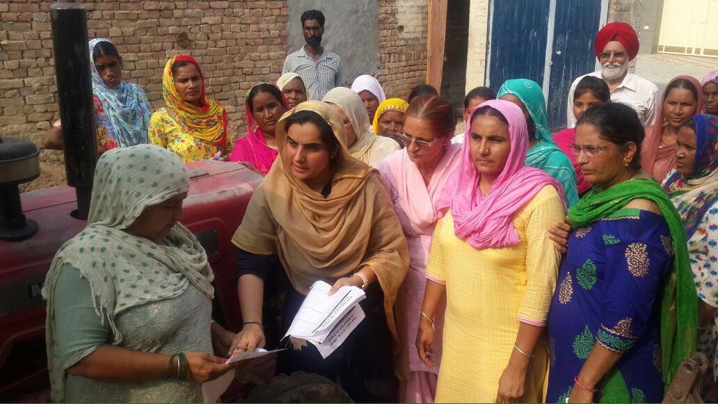 igurmeetkaur's tweet photo. Today joined signature campaign with @BaljinderKaur_ at halka gidderbaha. Got to see huge crowd of women.
#Awaring https://t.co/YfFPnnQVQr