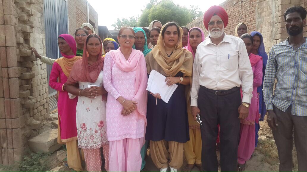 igurmeetkaur's tweet photo. Today joined signature campaign with @BaljinderKaur_ at halka gidderbaha. Got to see huge crowd of women.
#Awaring https://t.co/YfFPnnQVQr