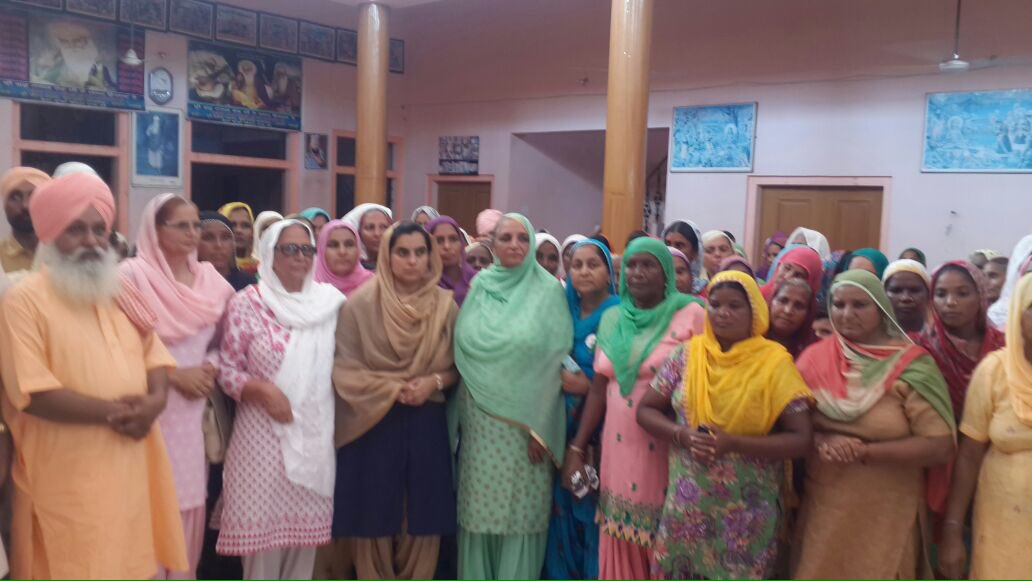 igurmeetkaur's tweet photo. Today joined signature campaign with @BaljinderKaur_ at halka gidderbaha. Got to see huge crowd of women.
#Awaring https://t.co/YfFPnnQVQr