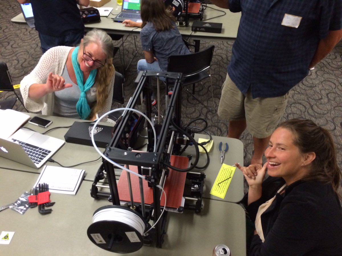 surfrteach's tweet photo. #idigfossils kicking off this week... STEM integration powered by 3D digitization &amp; printing-https://t.co/KHWepTt76q https://t.co/HnHk9rvCuq