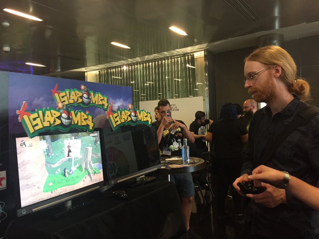 SuperBombaSpain's tweet photo. ¡Todo un honor que @jeb_, máximo responsable de @Minecraft, haya jugado a #Islabomba en #Gamelab16! https://t.co/F2xlK2Gv06