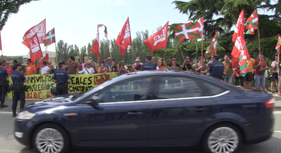 AhotsaInfo's tweet image. [Bideoa] Protestas y paros en Volkswagen-Navarra ante la visita de Felipe de Borbón ahotsa.info/edukia/protest…