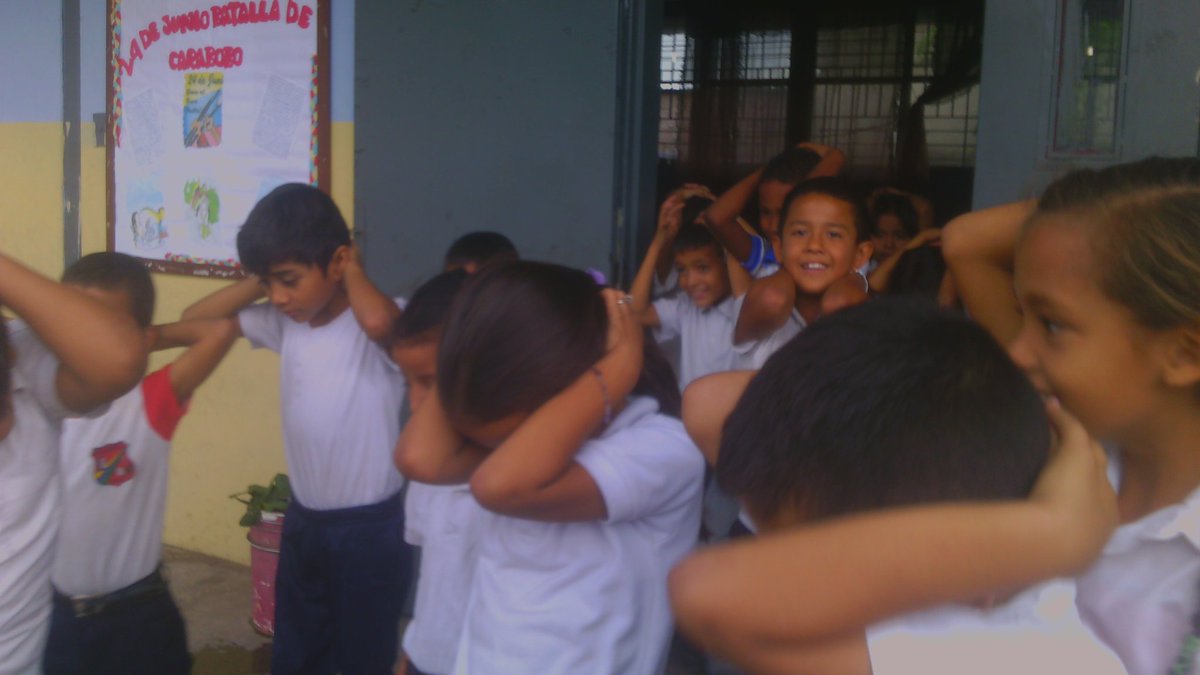 maestro_rodrig's tweet photo. Docentes y estudiantes participaron en el Simulacro de evacuación ante un sismo https://t.co/YtC35c90UV