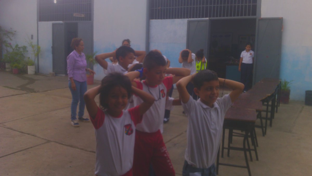 maestro_rodrig's tweet photo. Docentes y estudiantes participaron en el Simulacro de evacuación ante un sismo https://t.co/YtC35c90UV