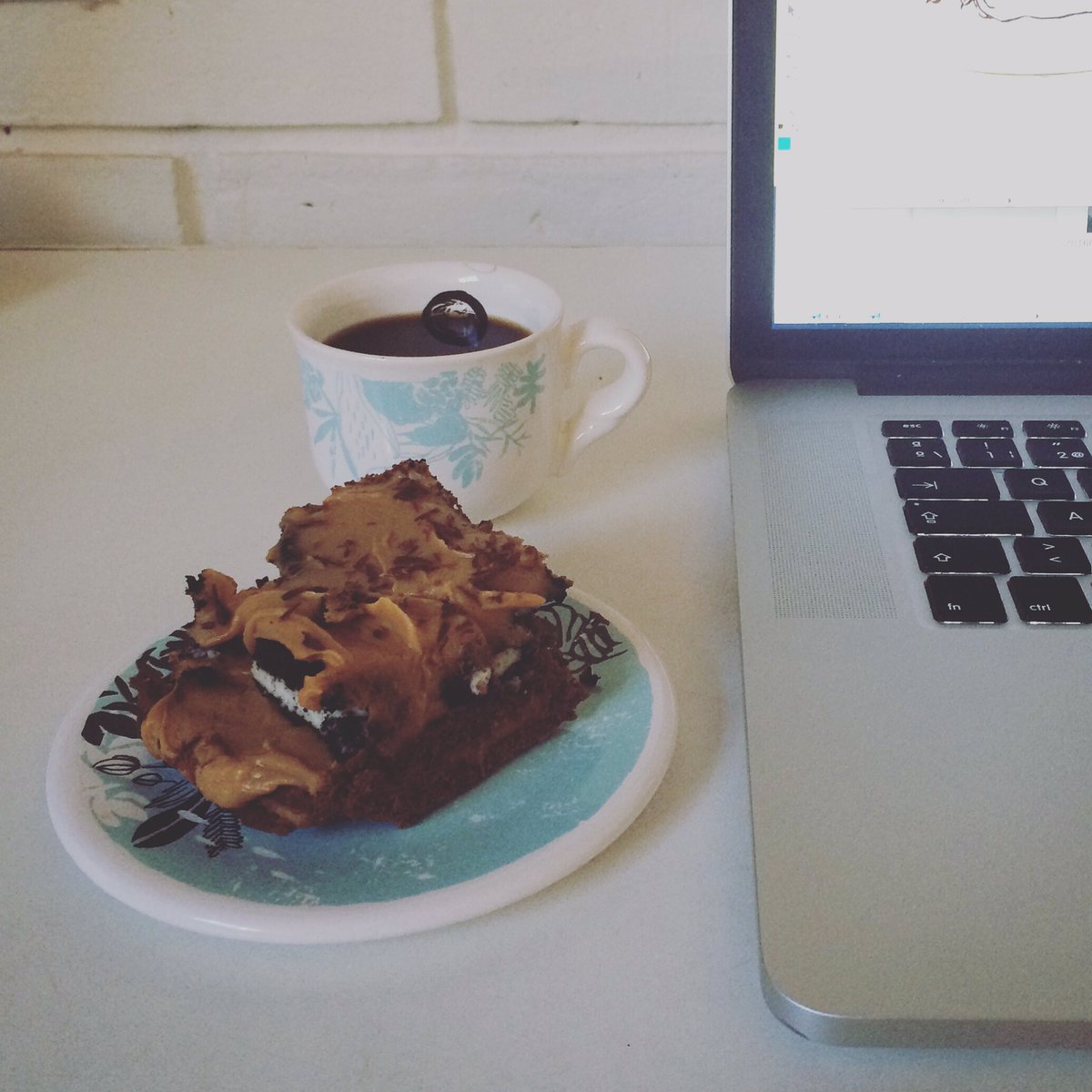 SoyAmazonica's tweet photo. Qué felicidad cuando queda torta de cumpleaños y la acompañás con un cafecito mientras trabajás. 👏😋🎉 https://t.co/IkhsQixOC7