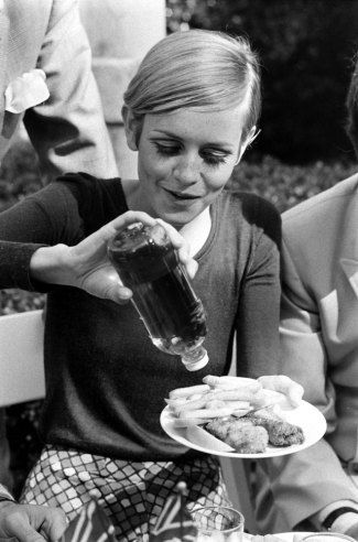 GillsFishChips's tweet photo. Good to see that Twiggy loves plenty of vinegar on her fish and chips! What a fab photograph.
Circa 1967. https://t.co/hSudQqpgx8
