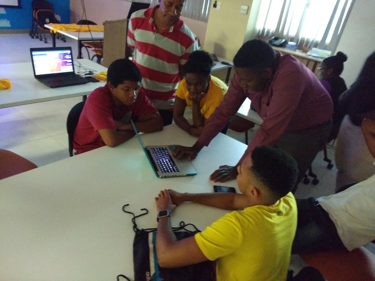 PythonJamaica's tweet image. @lesmumba presenting on Computer Vision using OpenCV  #LighteningTalks #PythonJamaica.