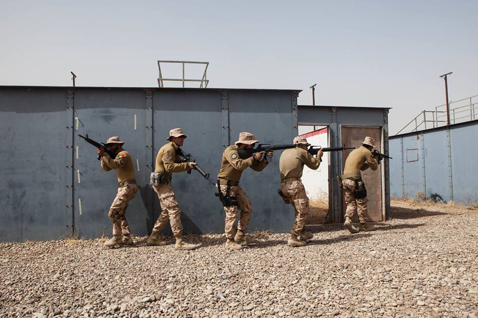 تدريبات الجيش العراقي الجديده على يد المستشارين الامريكان  - صفحة 4 CmJ187DWMAQFKbV