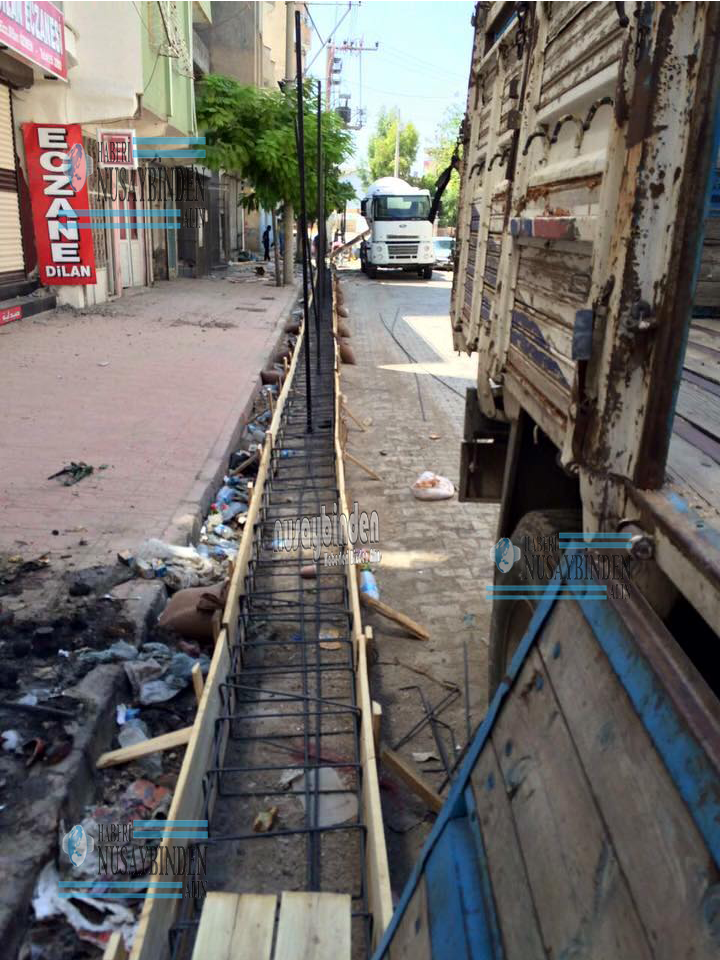 NusaybinMedya's tweet photo. sokağa çıkma yasağının sürdüğü ..#Nusaybin'de tel çekme çalışmaları ediyor . #Nusaybinden https://t.co/vHlYkX4Xyh