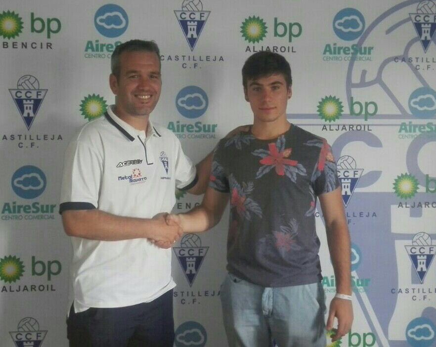 castilleja_cf's tweet photo. @chicodb2 firma por nuestro Juvenil A.   Bienvenido al CCF https://t.co/I5ixxUP7lc