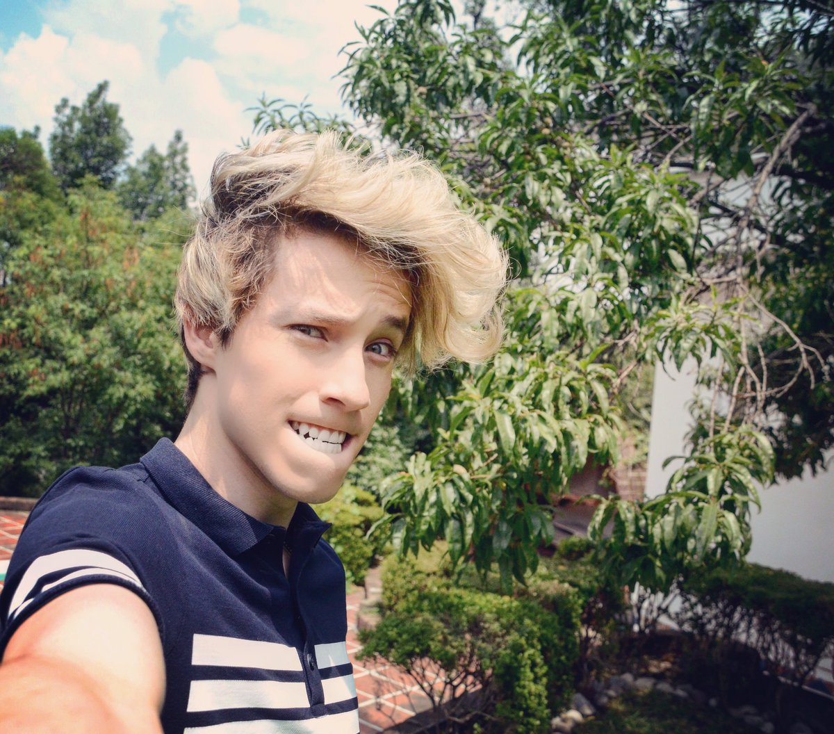 alongmusic's tweet image. ¿Quién quiere ver a @freddyleyva haciendo cara de tiburón? 😬 #SelfieChallenge #SelfieDay