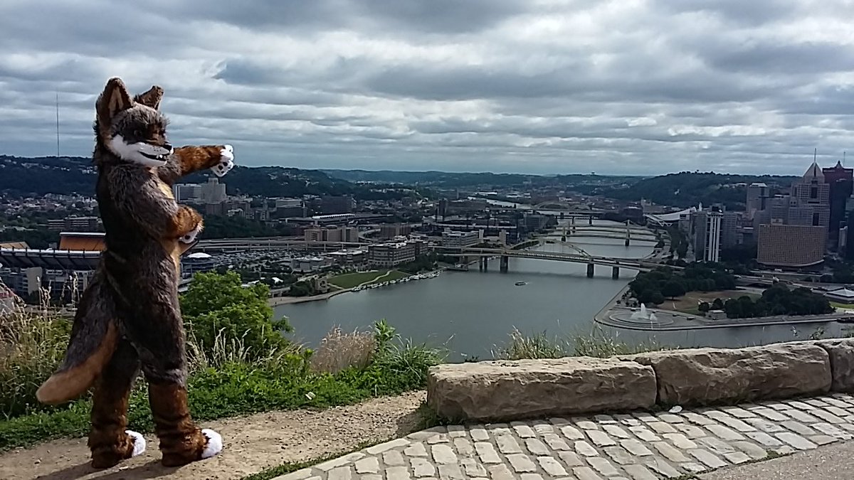 Back in Pittsburgh for #Anthrocon yay! People here are so friendly #lovePGH (photo by <a href="/lynard_/">Lynard</a>)