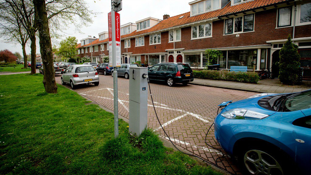 Met z'n allen tegelijk aan de laadpaal is vragen om problemen. Maar er is een oplossing: bnr.nl/nieuws/wetensc…