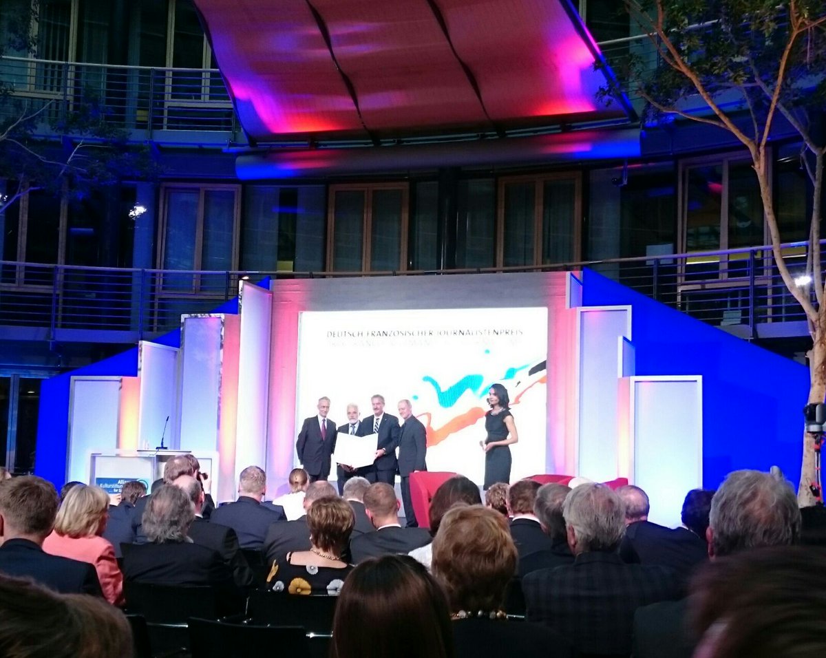 MVFP_Presse's tweet photo. #JeanAsselborn erhält #dfjp16 #Medienpreis: Tritt ein für die #EU-Grundpfeiler, #Pressefreiheit nicht verhandelbar https://t.co/c9XaqumH5C