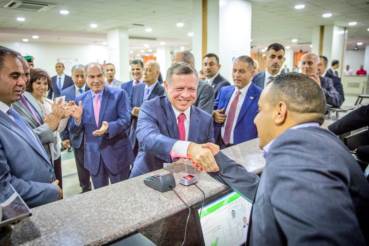 Aloquili's tweet photo. جلالة الملك عبدالله الثاني خلال استخراجه البطاقة الذكية لنفسه اليوم في دائرة الاحوال المدنية والجوازات #الأردن https://t.co/7T2wKxsm9i