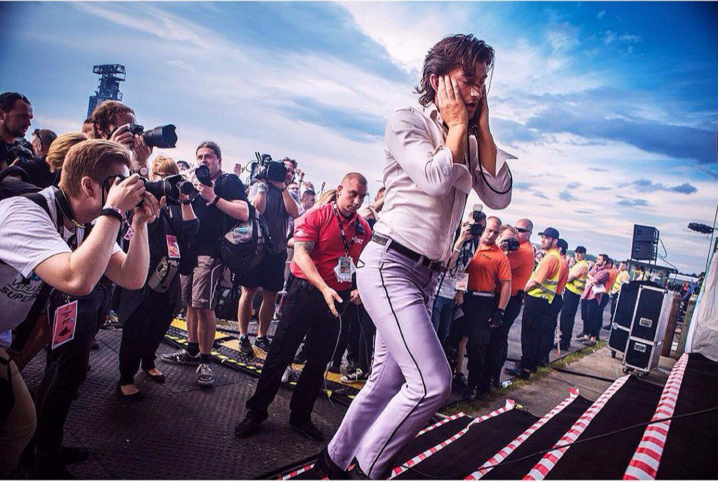 ArcticMonkeysRU's tweet photo. #TheLastShadowPuppets #TLSP2 #Live #New
Poland, Gdynia, 29.06.2016 https://t.co/rbuwijNCPw