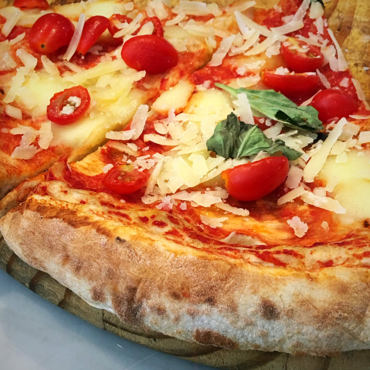 Tutti a tavola a mangiare! <a href="/PizzaByLuzzos/">Luzzo's Pizzeria</a> <a href="/GansMarket/">Gansevoort Market</a> #pizza