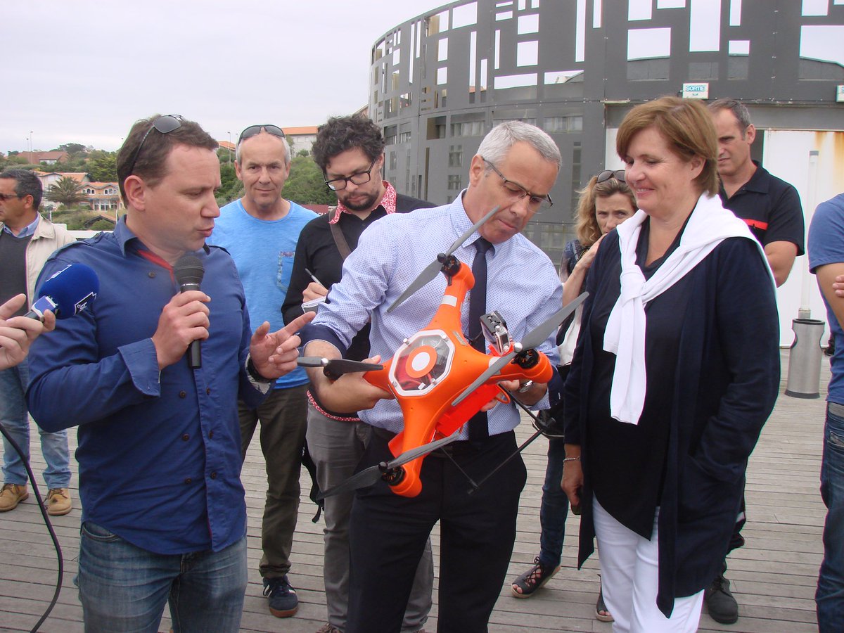 GuillaumeBarucq's tweet photo. Démo à Anglet d'un sauvetage par drone étanche + bouée Uaina. Les nouvelles technologies au service du sauvetage. https://t.co/mGWy7QMXIr