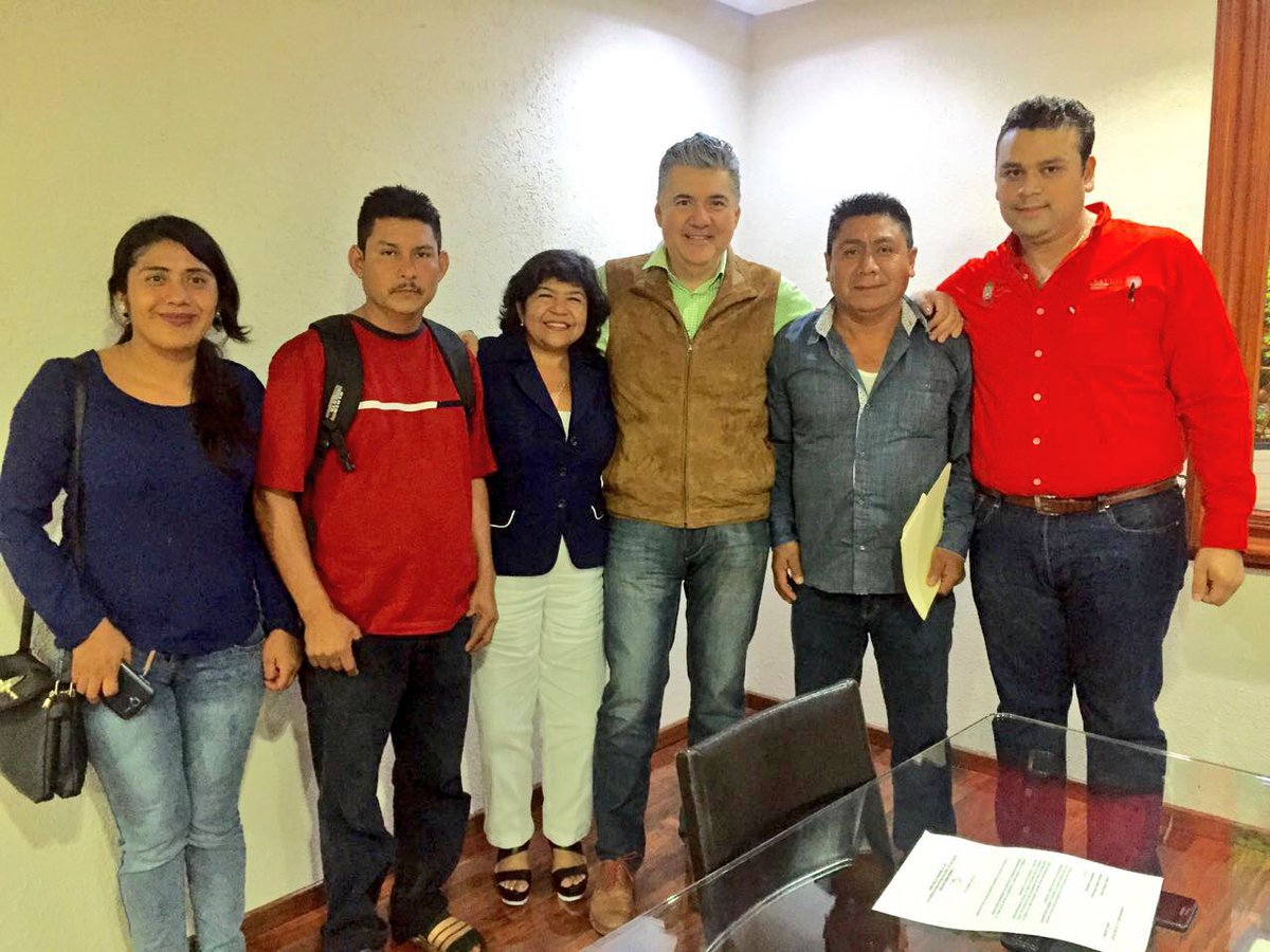 VickyTrani's tweet photo. Reunión con el Presidente Municipal De Chilpancingo @MarcoLeyvaM y compañeros productores de Maracuya de Río Verde. https://t.co/2VT2BShAPl