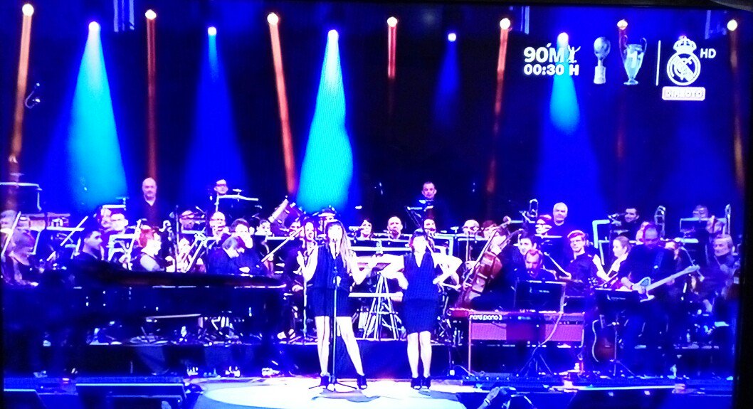 McMcls's tweet photo. ¡La lengua de signos se hace un hueco en el homenaje a @PlacidoDomingo ! 👏👏
@RozalenMusic @BeatrizRomeroLS https://t.co/9EGobo6Vbu