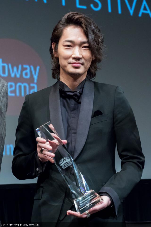 映画]綾野剛の英語スピーチに喝采！NYライジング・スター賞受賞