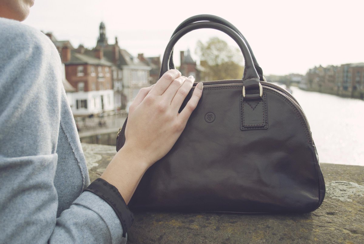 Lux_Kiss's tweet photo. Women's charities to get help from handbags - https://t.co/WQV2310ZcD https://t.co/Cy09Qfi6RL