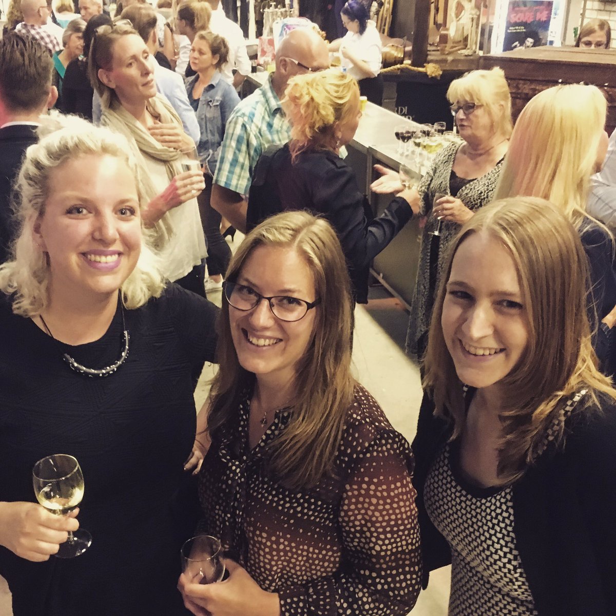 creative_cafe_'s tweet photo. Even een #dansje gewaagd met @MikkelMoves tijdens #openingsavond @AlmereinBedrijf @Hal24hotspot #creatief #netwerken https://t.co/wUoSrX1546