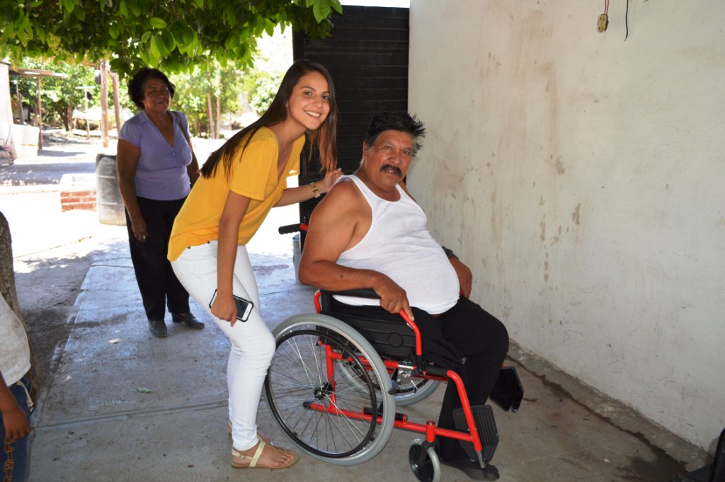 DifLerdo's tweet photo. @DifLerdo Entrega Silla de Ruedas al Sr.  José María Carrillo de Villa Juárez @GobLerdo @Tere_AdelC https://t.co/9R67ULE1Ye