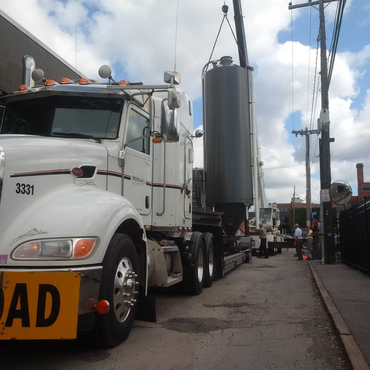 Mikefollings's tweet photo. Back alley drop off #meridian#buffalony#bigditchbrewery https://t.co/FZFucXE6MZ