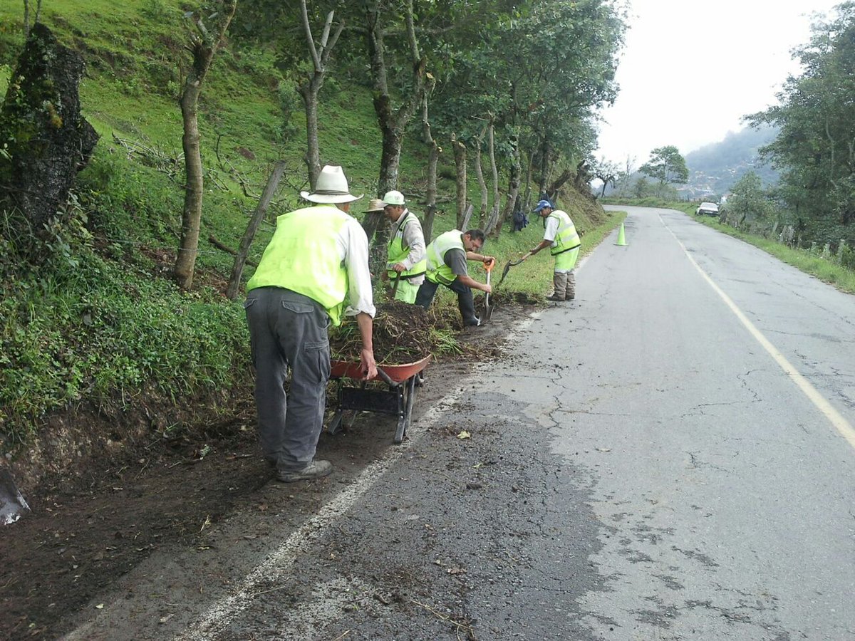 SIPDUS's tweet image. Se realizan trabajos de desazolve de cunetas en la C.E. Molango -
Xochicoatlan