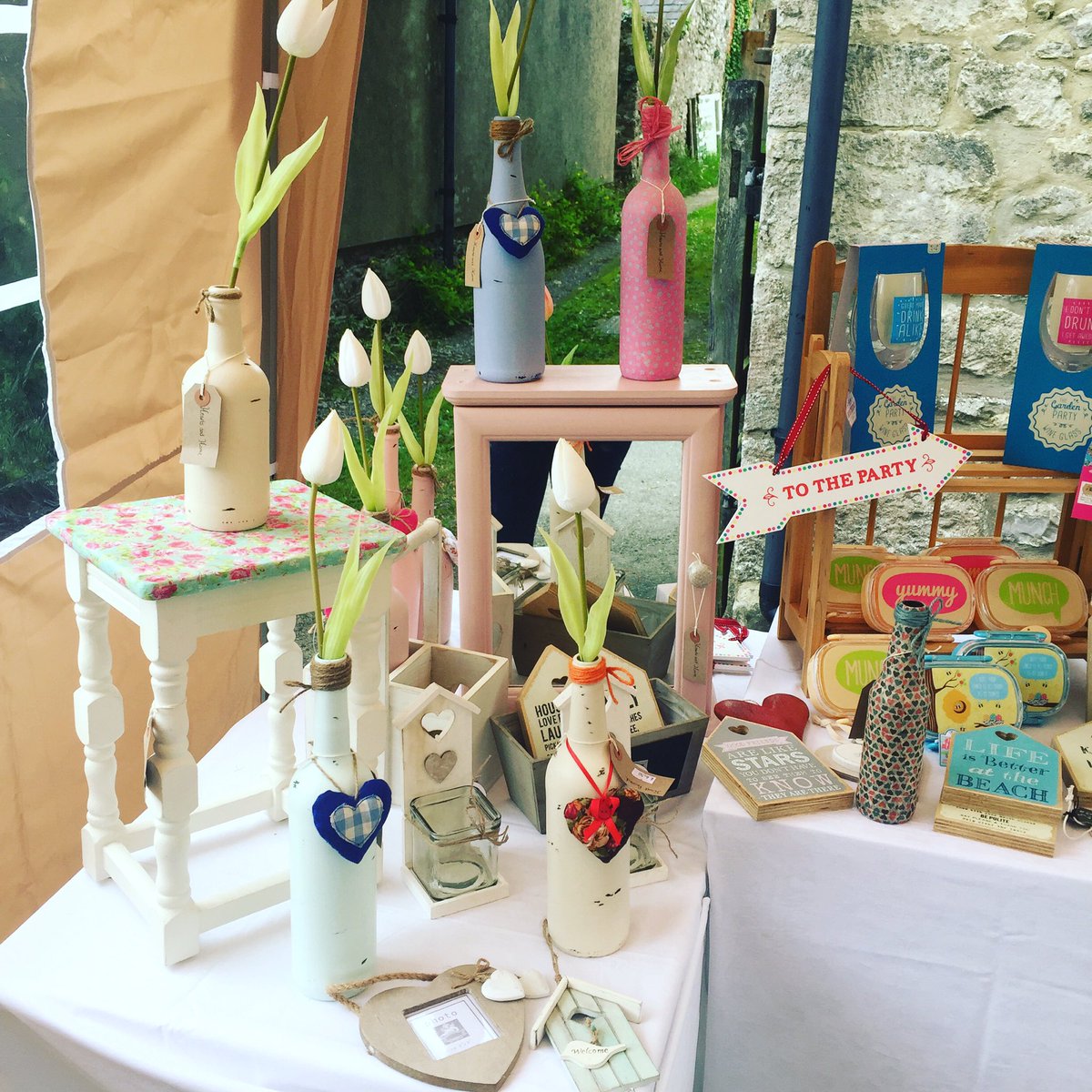 HeartsandHome12's tweet photo. Pretty painted and decorated bottles, a great idea for table number holders. #weddinghour #handpainted #shabbychic https://t.co/lvwnkjT60N