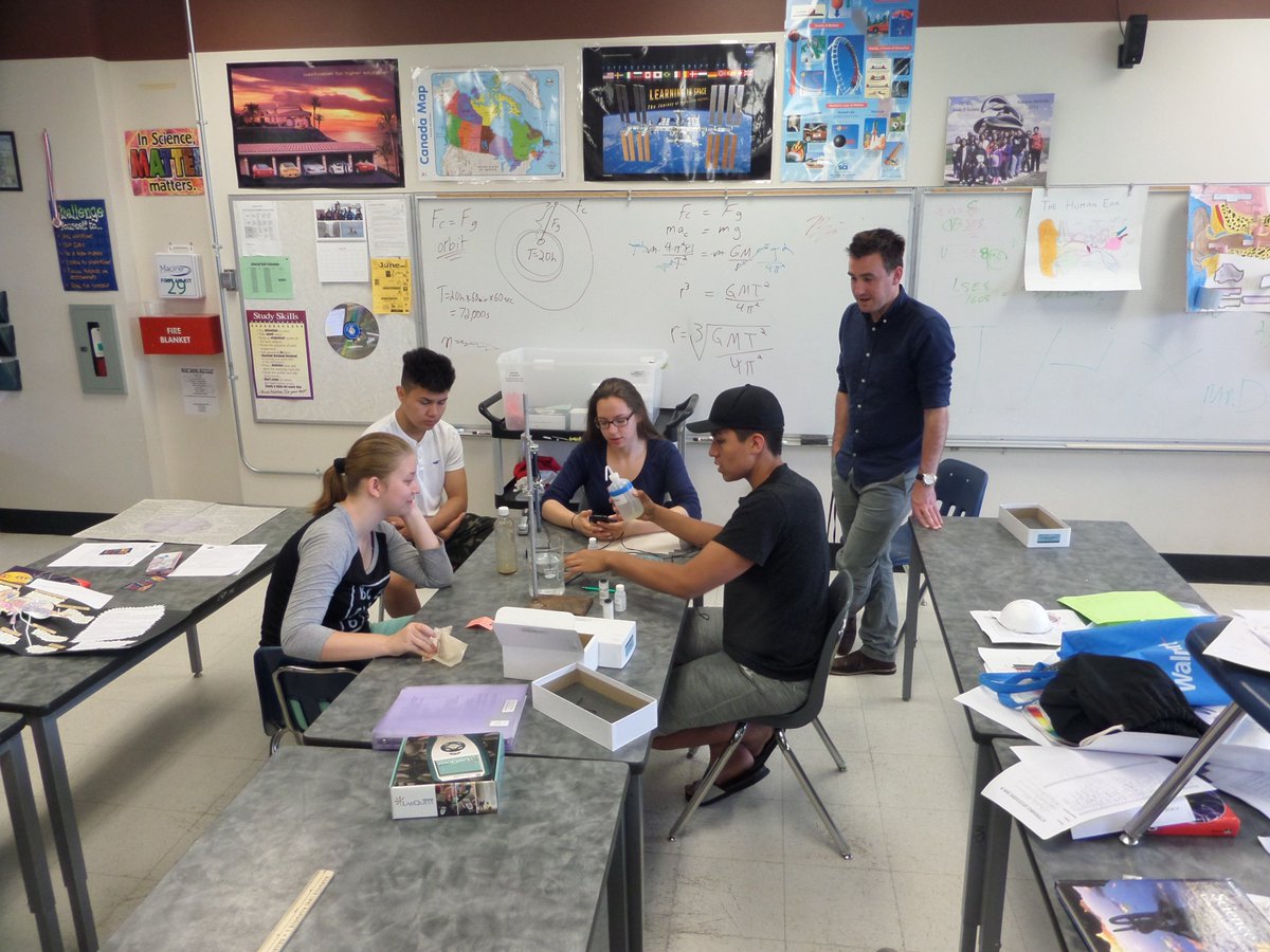 tecvoccls's tweet image. Learning how to do water quality testing for their field work. #tecvoc #CanLightSource