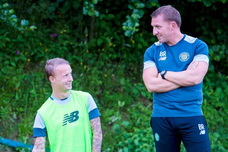 TheFootbaIlHub's tweet photo. Didn't realise Leigh Griffiths was so small until I met him. https://t.co/e8jFcgSONC