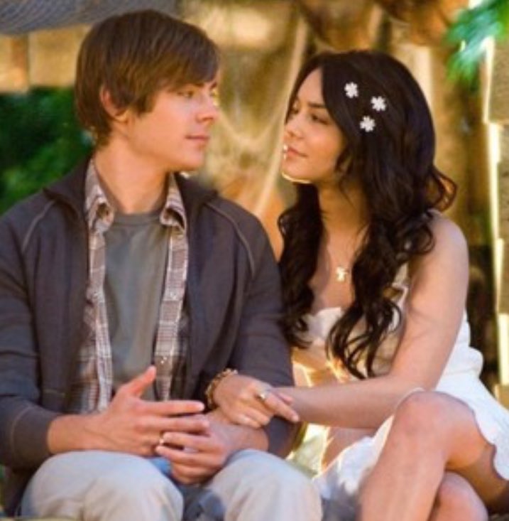 babyyybellaa's tweet photo. get you a guy that looks at you the way Troy looks at Gabriella 💓 https://t.co/TmzFb20uNw