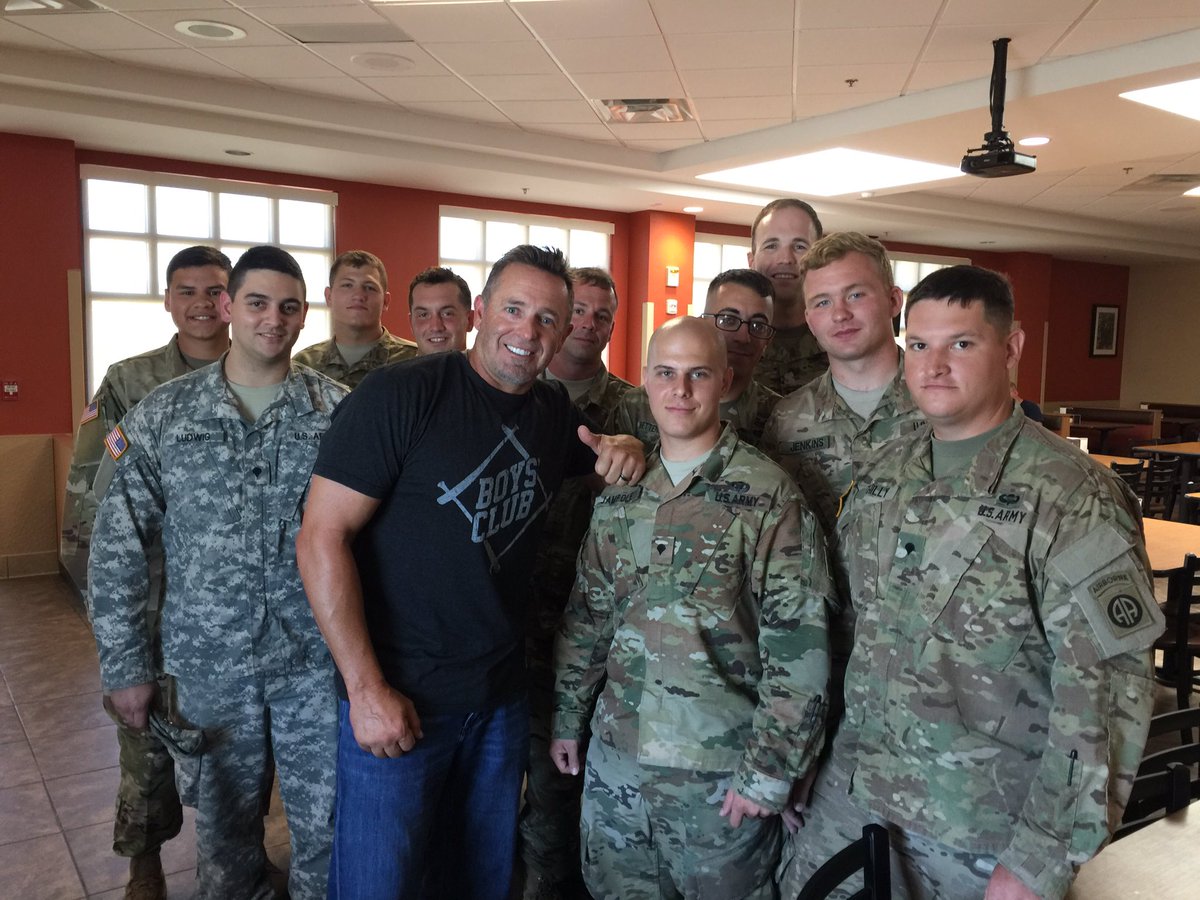 KMillar15's tweet photo. Blessed to spend the day with these true heroes having some lunch and sharing stories #FortBragg #BoysClub #USArmy🇺🇸 https://t.co/EdepFbQZUP